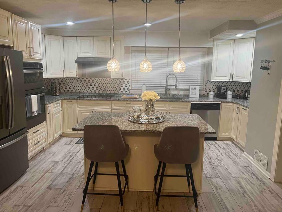 Renovated 3Bedroom 2.5Bath 2 Story House W/ Garage ลอว์เรนซ์วิลล์ ภายนอก รูปภาพ